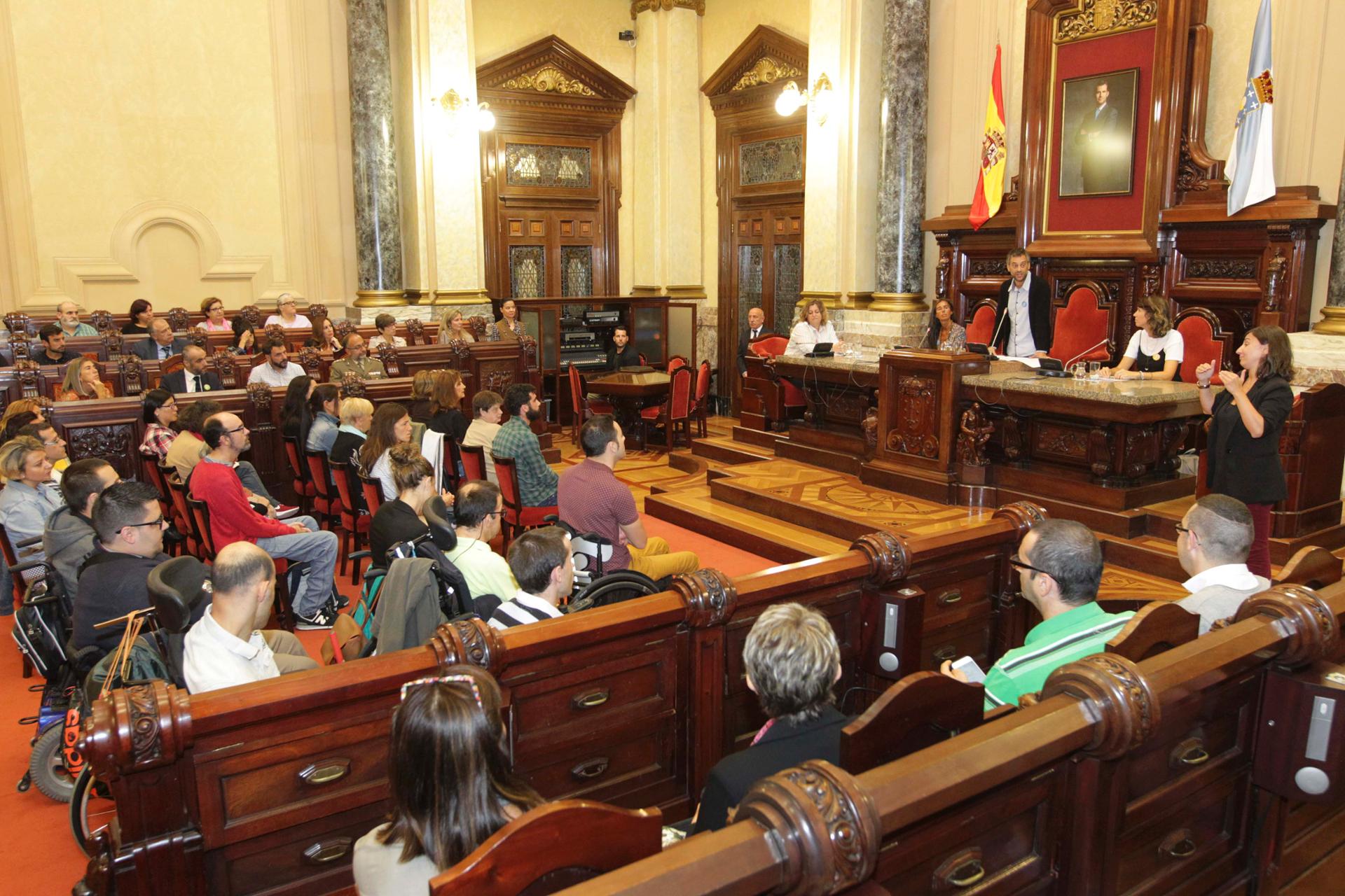 Xulio Ferreiro e a concelleira de Igualdade e Diversidade, Rocío Fraga, participaron hoxe na presentación da III Carreira de Obstáculos pola Integración do Proxecto ENKI, que se celebrará o 16 de outubro na cidade
