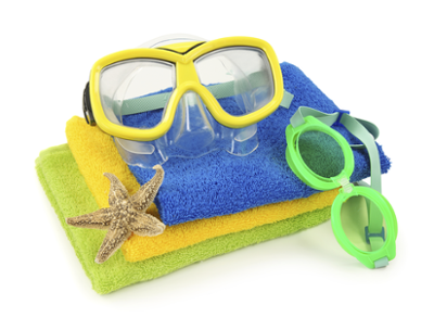 toallas de playa con gafas de buceo encima y una estrella de mar